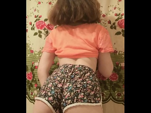 ❤️ מותק צעיר סקסי פושט את המכנסיים הקצרים במצלמה ️❌ סרטון מזוין אצלנו ❌
